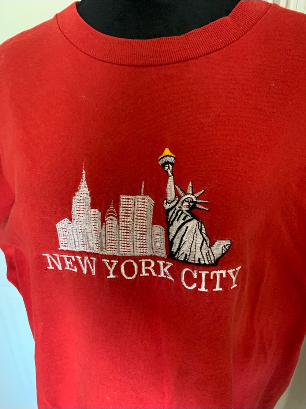 Delta Red New York City Embroidered Skyline Graphic Short Sleeve Tee Size Large